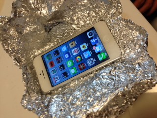 iPhoneをアルミホイルで包む