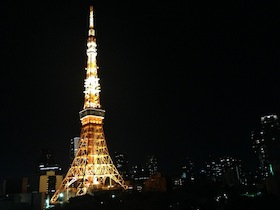 東京タワーのふもと。