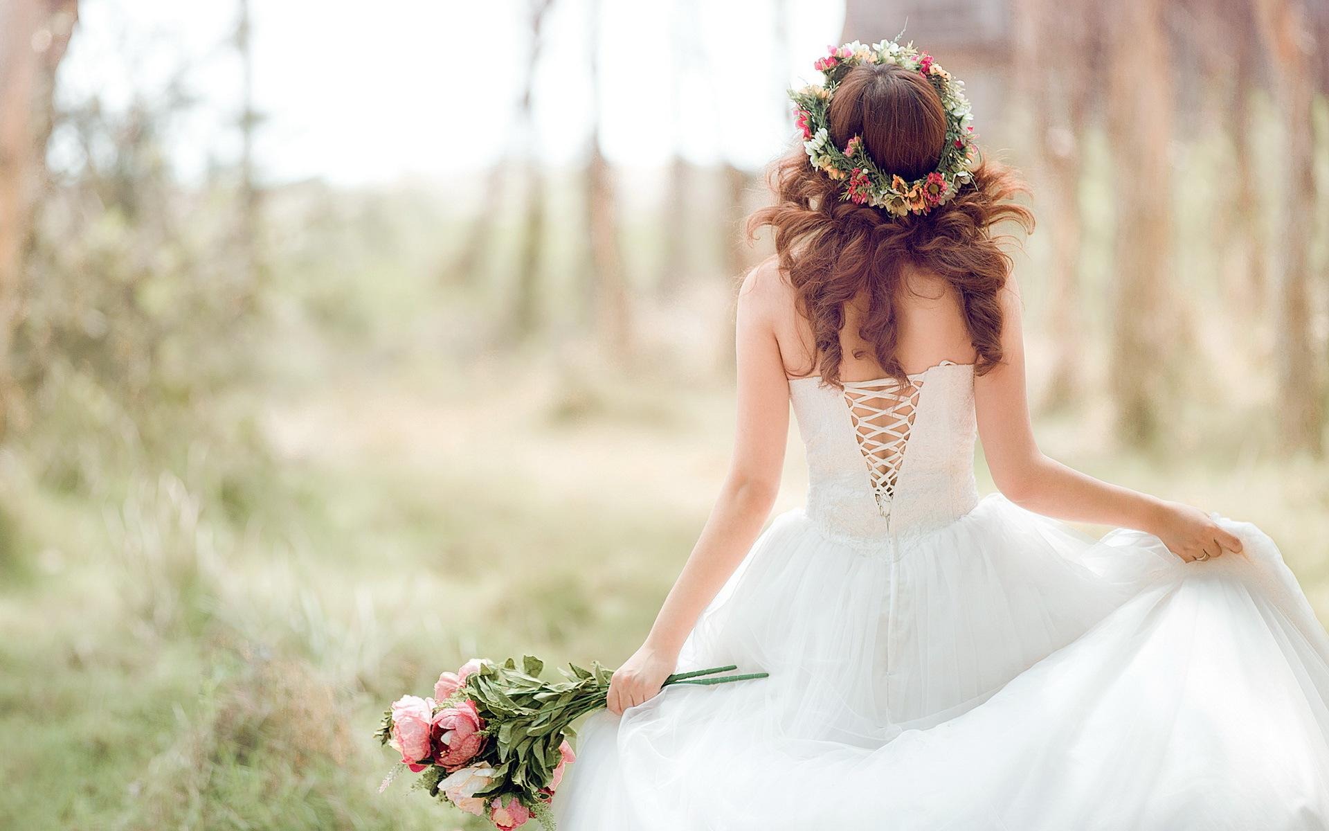 romantic-beautiful-bride-wife-welcome-home-airport-ideas-wedding-dress-flowers.jpg