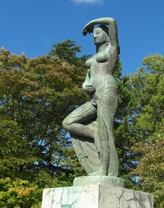 女性の銅像