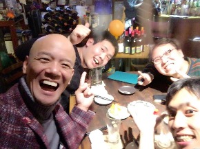 画像に含まれている可能性があるもの-4人、、スマイル、座ってる(複数の人)、食事(複数の人)、室内.jpeg