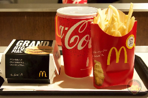 MacDonalds-Mega-Big-Mac-02.jpg