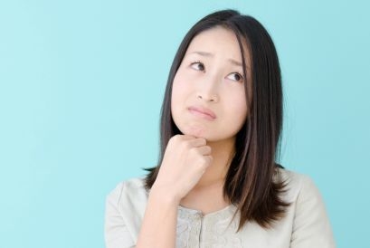 困る　悩む　女性