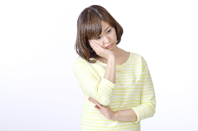 女性　悩む　歯痛