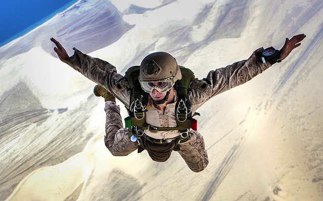 skydiving-678168_640.jpg
