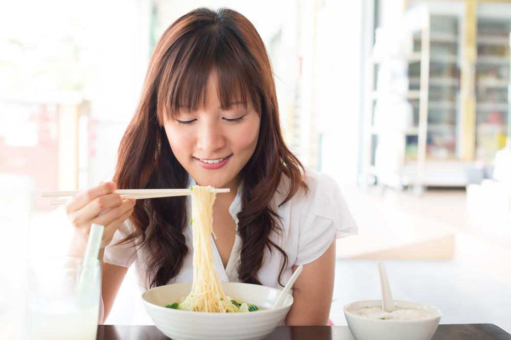 そうめん食べる女性.jpeg
