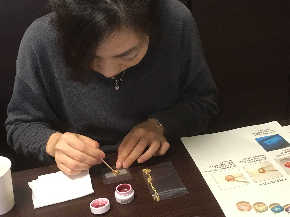 馬岡江利子さん製作中.JPG