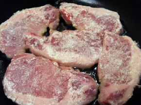 肉に小麦粉をまぶす.jpg