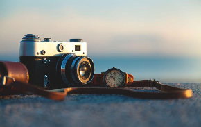 old-vintage-camera-PCVKVT8.jpg