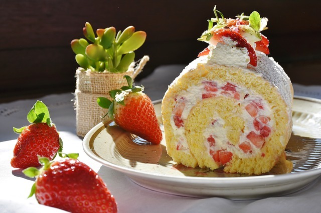 strawberry-roll-1263099_640.jpg