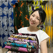 アフリカンバティックワンピース店主.png