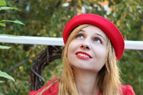 the-woman-in-red-3739673_1920.jpg