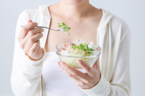 女性サラダ食べる.jpg