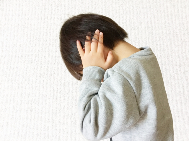 耳をふさぐ子１.jpg