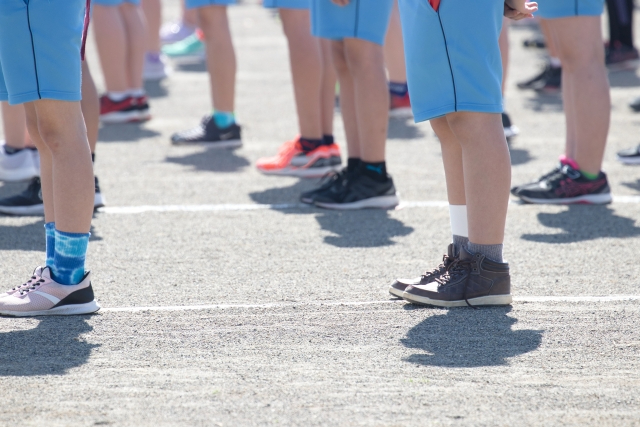 小学生並ぶ.jpg