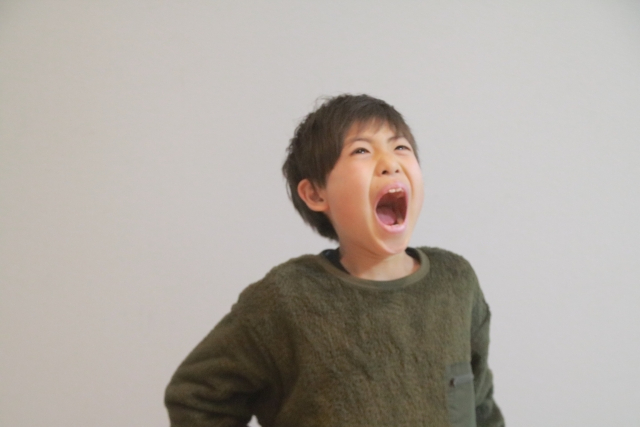 男子叫ぶ.jpg