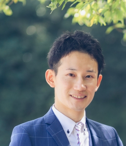 ★大岩俊貴講師スーツメガネ無し写真.jpg