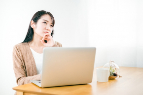 在宅勤務でパソコンを使う女性（困る）25325558_s.jpg