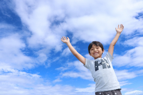 夏の青空と手を広げる子供2550975_s.jpg