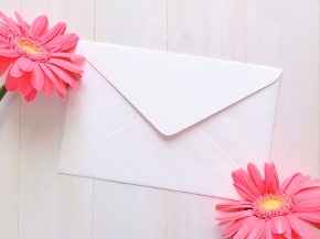 白い封筒とピンクのお花26380721_s.jpg
