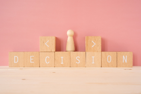 人生の選択｜「DECISION」と書かれた積み木ブロックと人型の人形4690570_s.jpg
