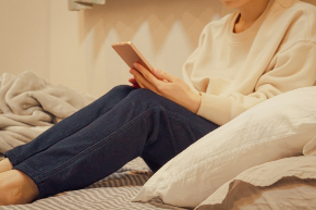 ベッドでスマホをいじる女性25970640_s.jpg
