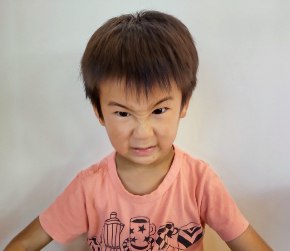 怒っている男の子.jpg