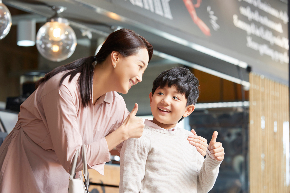ママと男の子 グー .png