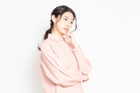 考えるお母さん２.jpg