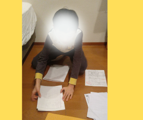 プリント整理する息子.png