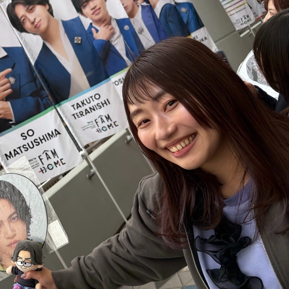 推し活:推しのバナーの前で笑うかほさん